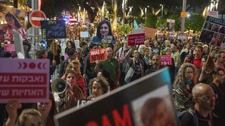 ARCHIV - Menschen protestieren gegen die Regierung des israelischen Premierministers Netanjahu und fordern die Freilassung von Geiseln. Foto: Ariel Schalit/AP/dpa