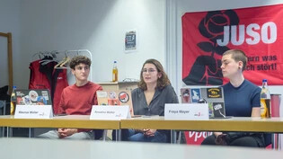 Unterschriftensammlung gestartet: Maurus Müller, Rosalina Müller und Freya Mayer (von links) stellen die Transparenzinitiative der Juso Graubünden vor. 