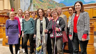 Frauensession: SP-Nationalrätin Sandra Locher Benguerel (links), zeigt der Bündner Delegation im Oktober 2021 ihren Arbeitsplatz.