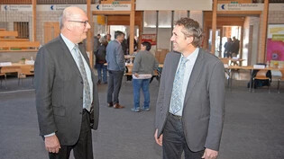 Angeregte Gespräche: Markus Ritter, Präsident des Schweizer Bauernverbands (links), und Thomas Roffler, Präsident der Bündner Sektion, haben das Heu auf der gleichen Bühne. 