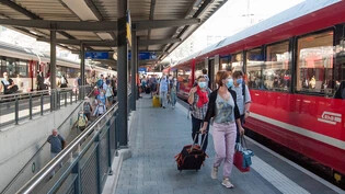 Kein alltägliches Bild mehr: Die Maskenpflicht im öffentlichen Verkehr fällt per 1. April 2022.