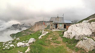 Nicht mehr über alle Routen erreichbar: Die Cufercalhütte des Schweizer Alpen-Clubs SAC thront auf 2385 Metern über Meer oberhalb von Sufers im Rheinwald.
