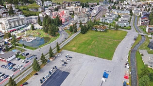 Areal steht vor grosser Veränderung: Zwischen dem Seehofseeli und dem Parsennparkplatz in Davos Dorf soll das neue Bahnhofsgebäude entstehen.