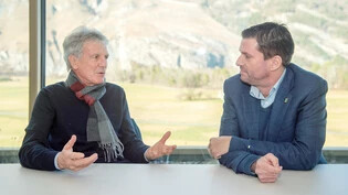 Redebedarf: EHC-Chur-Präsident Christian Aliesch (links) und EHC-Arosa-Geschäftsführer Adrian Fetscherin tauschen sich im Vorfeld des dritten Kantonalderbys der Saison 2022/23 aus.