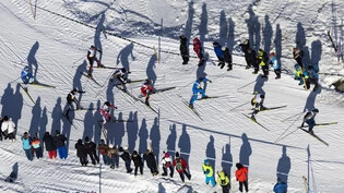 Auch ohne Teilnahme am Langlaufevent: Zuschauerinnen und Zuschauer verfolgen den Engadin Skimarathon vom Streckenrand aus.