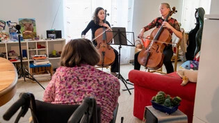 Den Kundinnen und Kunden eine Freude machen: Das sind die beiden Cellistinnen Karolina Öhman und Diane Pencàk der Kammerphilharmonie Graubünden bei einem «Vier-Wände-Konzert». 