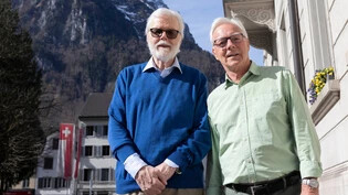 Vor dem Glarnerhof: Antonio Bonetti (links) und Jakob Brunner können ihren Beruf auch im Ruhestand nicht ruhen lassen.