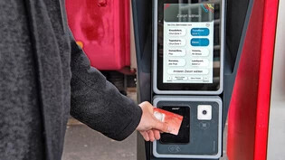 Bald überall: Bis Ende Jahr werden alle Bündner Bahnhöfe, Postautos und Busse mit einem Venda-Automaten ausgestattet sein.