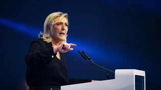 Auf Wahlkampftour: Marine Le Pen wirbt für ihre ultrarechte Partei RN. 