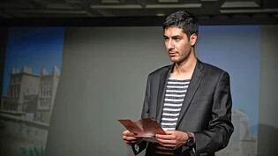 Spielt die Hauptrolle:  Farid Zarakani im Theater Klibühni in Chur bei der Probe von «Peter Schlemihls wundersame Reise».