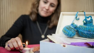 Ein kleines Ritual: Zur Trauerbewältigung zündet Nina Marchion in der Arztpraxis bei der Gebhardt-Gynäkologie ein Lichtlein an, um dem ungeborenen Kind zu gedenken.