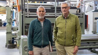 Ende einer Ära: Hans Blesi (links) und Fritz Trümpi haben schon Ideen, wie es mit dem Areal und dem Textilschatz der Seidendruckerei Mitlödi weitergehen soll.