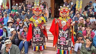 Begehrt: Ladakhs Klosterfeste sind ein gesellschaftliches Grossereignis - wer nicht früh genug kommt, findet keinen Platz mehr. 