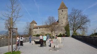 Treffpunkt: Der Schlosshügel ist ein beliebtes Ziel für viele Menschen in Rapperswil-Jona.