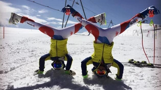 Die Bündner Skirennfahrerin Jasmine Flury (rechts) und Corinne Suter in Zermatt.