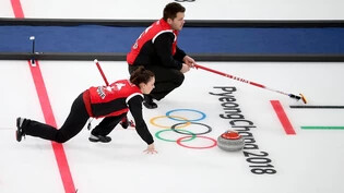 Jenny Perret und Martin Rios werden vier weitere Jahre ein Mixed-Curling-Team bilden.