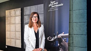 Jacqueline Giger Cahannes stellt in der Churer Werbeagentur Atlantiq das neue Logo der Kammerphilharmonie vor.