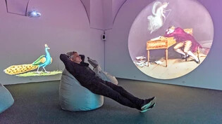 Die Bilder auf sich wirken lassen: Der Kurator und Künstler Mark Blezinger führt sich im Rätischen Museum in Chur seine Multimedia-Schau zu Gemüte.