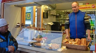 Im Grillhüttli von Patrick Gasser können Touristen und Braunwalder aktuell frisches Brot aus dem Tal erwerben.