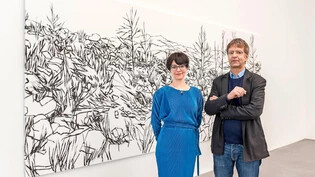 Vor einer Landschaft aus der Sammlung: Die Co-Direktoren Nicole Seeberger und Stephan Kunz präsentieren ein Bild von Anne Loch aus der kommenden Ausstellung «Transversal».