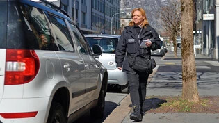 Vom Büro auf die Strasse: Die ausgebildete Bürofachfrau Gabriela aus Glarus Nord macht zwei- bis dreimal pro Woche einen Rundgang durch die Gemeinde Glarus und überprüft, ob die neuen Parkierregeln eingehalten werden. 