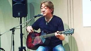 Im Musikhaus in Tokio bringt der Musiker Yoshio Nomura das Instrument zum Klingen.