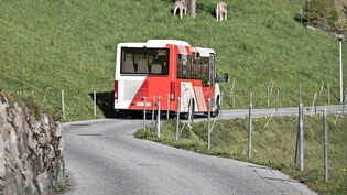 Auch der Regierungsrat will zwar möglichst alle Orte im Glarnerland mit öffentlichen Verkehrsmitteln erschliessen, das aber an wirtschaftliche Bedingungen knüpfen.