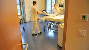 Weniger Betten, steigende Gesundheitskosten: Damit nicht jedes Spital die ganze Palette medizinischer Leistungen anbieten muss, spannt Glarus mit anderen Kantonen zusammen. 