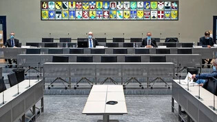 Vermummter Ausblick : Regierungspräsident Christian Rathgeb (Dritter von links) und seine Mitarbeiter präsentieren den Medien im Grossratssaal die Zahlen des Voranschlags 2021. 