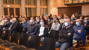 Maskenpflicht: Für die Stimmbürger in Gommiswald galten gestern Abend strenge Regeln. Bild Ramona Nock
