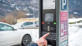 Keine Münzen mehr: Bei den neuen Parkuhren in der Stadt Chur muss das Autokennzeichen eingegeben werden.
