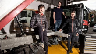 Ohne Abgase unterwegs:  David Pröschel, David Koller und Patrik Koller (von links) bauen ein ganz besonderes Elektro-Nutzfahrzeug.