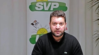 Parteiversammlung als Videokonferenz: SVP-Parteipräsident Roman Hug orientiert die Teilnehmerinnen und Teilnehmer über die laufenden Geschäfte und die politische Aufarbeitung der Covid-19-Massnahmen.
