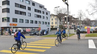 Hier treten rekordmässig viele Velofahrer in die Pedalen: Die Kniestrasse in Rapperswil-Jona verbucht in der kantonalen Statistik Spitzenwerte.Bild Markus Timo Rüegg