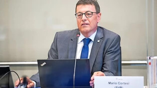 Erfolglos geblieben: Der Churer Gemeinderatspräsident Mario Cortesi verfolgt die Debatte über seinen Landsitzungs-Vorschlag. 