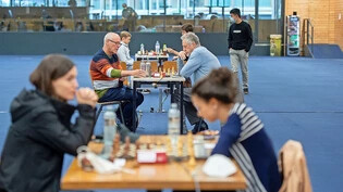Kariertes Brett im Mittelpunkt: Nur 35 statt mehr als 300 Frauen und Männer spielen in der Flimser Waldhaus Arena um die Schweizer-Meister-Titel.