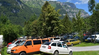 Noch Verbesserungspotenzial: Die wenigen Parkplätze im Klöntal sollen laut der Gemeinde Glarus noch besser bewirtschaftet werden.

