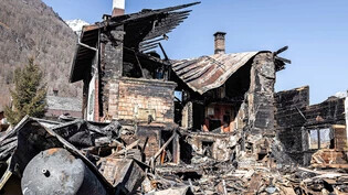 Ursache unklar: Der Brand in Nidfurn richtet grossen Schaden an, Personen wurden aber keine verletzt.