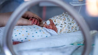 Keine Behandlung mehr in Chur: Babys, die zu früh auf die Welt kommen, sollen künftig von Graubünden nach St. Gallen oder Zürich transportiert werden.