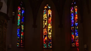 Die Glasfenster von Augusto Giacometti in der Kirche St. Jakob in Klosters.