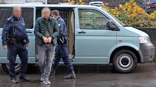 Ankunft bei Gericht: Der Angeklagte wird aus der Psychatrie zum Kreisgericht in Uznach gebracht.