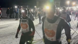 Stimmige Sache: Mit Stirnlampen starten die Läuferinnen und Läufer in La Punt. 