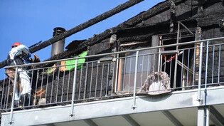 Spuren sichern: Eine Forensikerin macht Fotos auf dem Balkon des ausgebrannten Dachstocks. 