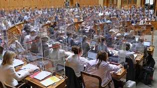 Blick in den Nationalratssaal: Nicht alle Entscheide des Parlaments können in der Schweiz auf die Vereinbarkeit mit der Verfassung überprüft werden. 