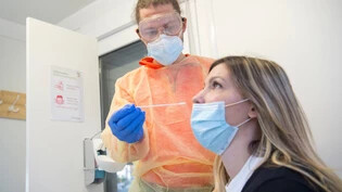 Der Zivilschutz unterstützt in Chur das Kantonsspital bei der Durchführung von PCR-Tests.