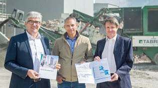Wiederverwertung auf dem Bau fördern: Regierungsrat Jon Domenic Parolini, VBBK-Präsident Gian-Paolo Pozzi und AfU-Vorsteher Remo Fehr (von links) präsentieren die neue Recycling-Broschüre.
