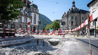 Nur einspurig geführt: Die Fahrbahnbreite auf der Churer Grabenstrasse bleibt wegen Bauarbeiten vorerst eingeschränkt.