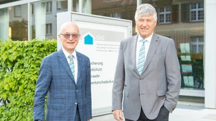 Gute Zahlen zum Schluss: An ihrer letzten gemeinsamen Jahresmedienkonferenz luden Markus Feltscher (links) und Hans Geisseler die Medien an den Hauptstandort der Gebäudeversicherung Graubünden nach Chur.