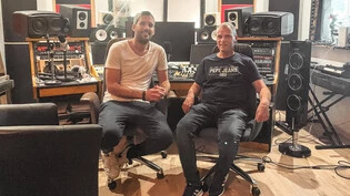 Einblick in die Arbeit eines Musikers und Produzenten: Sandro Dietrich (links) empfängt Mario Dietrich zum Meet & Greet im Studio Klangstark in Chur.