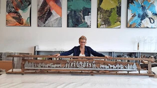 Viel Arbeit investiert: Susan von Aarburg hat für den Gabentempel am Eidgenössischen Schwing- und Älplerfest in Pratteln insgesamt fünf Preise kreiert, wie dieses Leiterholzbild.